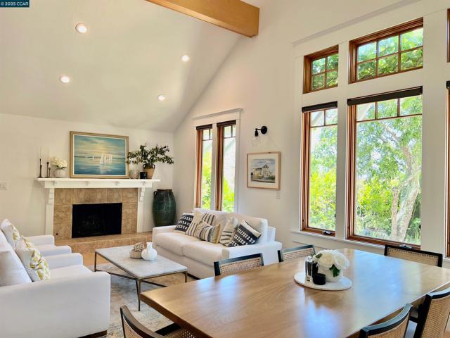 53 Knickerbocker Ln, Orinda CA: https://media.crmls.org/mediaz/db98a318-1dbc-4a0b-a9d6-a19215208b87.jpg