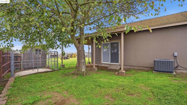 5372 Tule Tree Ln, Oakley CA: https://media.crmls.org/mediaz/db98cc7b-a033-4691-90a3-8af1055c38a7.jpg