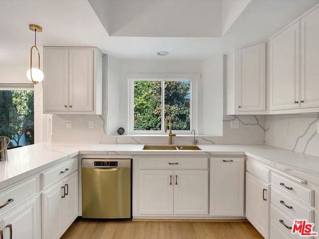 7939 W 80th Street, Playa del Rey CA: https://media.crmls.org/mediaz/db9900d3-2d6f-437f-93d3-4d726683a906.jpg