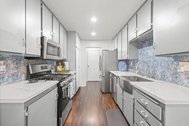 Detail Gallery Image 8 of 33 For 4232 Fiesta Way #3,  Oceanside,  CA 92057 - 2 Beds | 2/1 Baths