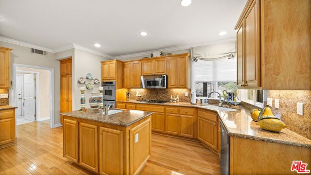 219 Baybrook Court, Lake Sherwood CA: https://media.crmls.org/mediaz/db99c481-197a-491a-a811-68de29bc5bbf.jpg