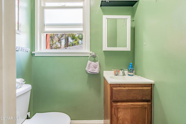 5924 Fairfax Avenue, Los Angeles CA: https://media.crmls.org/mediaz/db9a63ad-157c-462b-8aae-36cef7d23c67.jpg