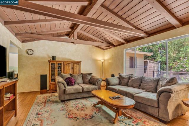 3363 Mcgraw Ln, Lafayette CA: https://media.crmls.org/mediaz/db9a9dce-ea2f-4519-9cc3-71bd162f91a2.jpg