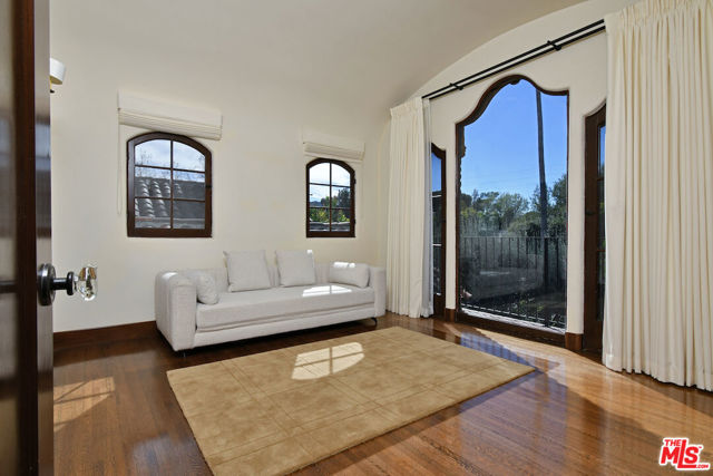 4352 Forman Avenue, Toluca Lake CA: https://media.crmls.org/mediaz/db9b0922-ef87-4d8e-833b-4319ee0d87c3.jpg