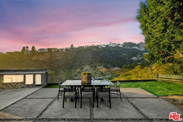 1565 Haslam Terrace, Los Angeles CA: https://media.crmls.org/mediaz/db9d86e1-5f47-4942-9714-94d196392756.jpg