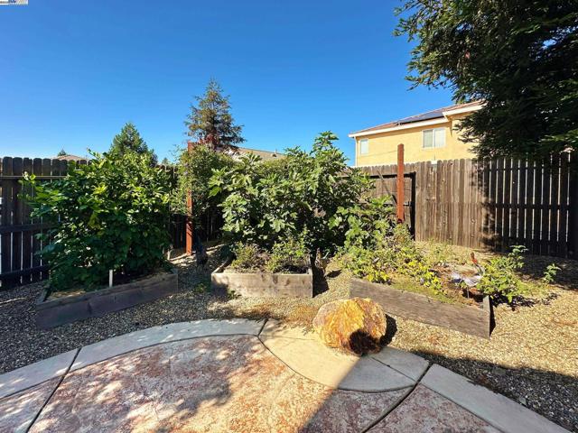 660 Mazzolo Dr, Lincoln CA: https://media.crmls.org/mediaz/db9e6718-49e7-46bf-a007-dc66c8edfacb.jpg