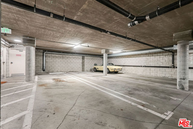 5224 Zelzah Avenue, Encino CA: https://media.crmls.org/mediaz/db9f3537-c345-4557-b670-c18c10453d85.jpg