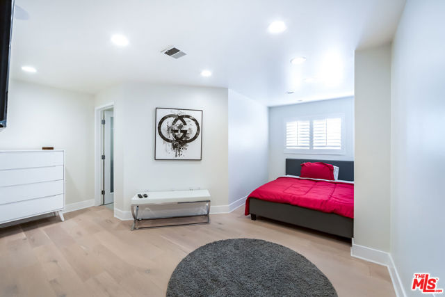 3490 Wonder View Place, Los Angeles CA: https://media.crmls.org/mediaz/db9f6037-3123-41a3-bcef-060a426f600f.jpg