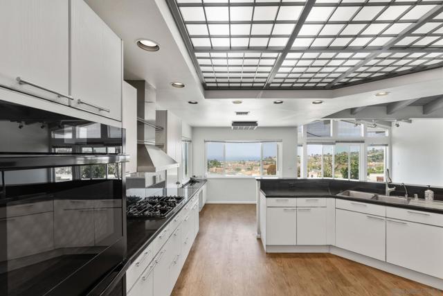 5476 Castle Hills Dr, San Diego CA: https://media.crmls.org/mediaz/db9f9cc7-da03-4dbd-86a6-4659d708f4f7.jpg