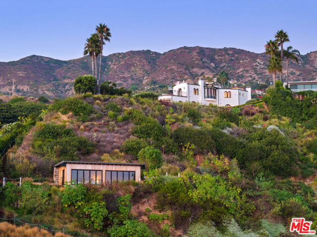 32804 Pacific Coast Highway, Malibu CA: https://media.crmls.org/mediaz/dba0bbfb-debb-47eb-8efd-93f619f5cd19.jpg