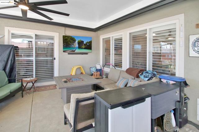 3050 Browning Ct, Brentwood CA: https://media.crmls.org/mediaz/dba166e4-81a1-49d6-bc48-d70d2bcfece2.jpg