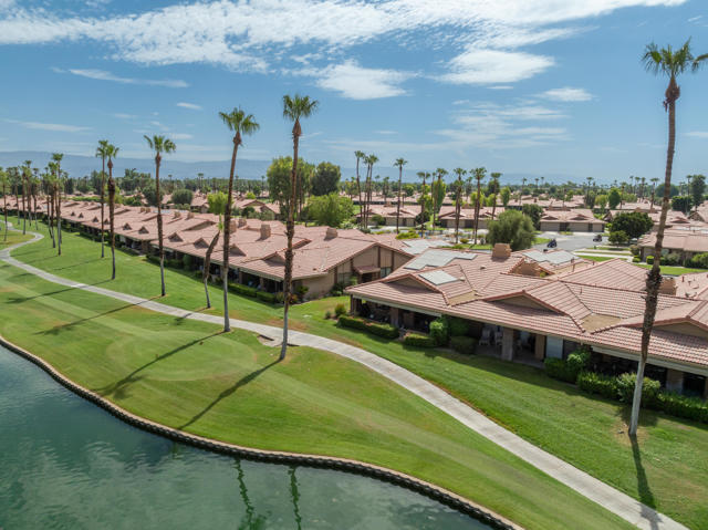 40 Joya Drive, Palm Desert CA: https://media.crmls.org/mediaz/dba2a54b-ddb2-4445-88fd-41484f14521c.jpg