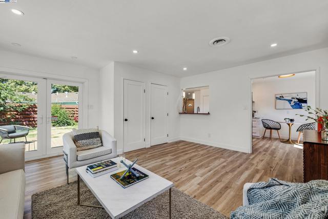 15833 Via Toledo, San Lorenzo CA: https://media.crmls.org/mediaz/dba307af-101d-49fe-bc88-216095d5e6fd.jpg