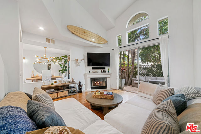 6477 Zuma View Place, Malibu CA: https://media.crmls.org/mediaz/dba35c0d-dc2a-4523-adcb-856e0b47ea3a.jpg