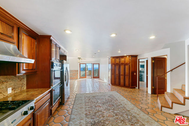 23010 Saddle Peak Road, Topanga CA: https://media.crmls.org/mediaz/dba3b139-fff7-4b9a-8e32-350360d28ab6.jpg