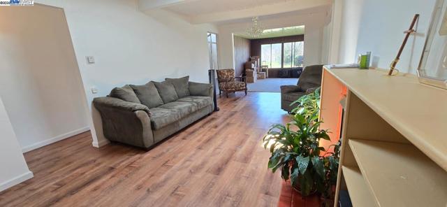 609 Banks Dr, Richmond CA: https://media.crmls.org/mediaz/dba3cc8d-7879-4db8-b35d-112a1090ae40.jpg