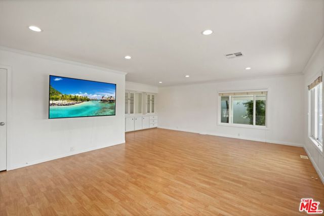 29500 Heathercliff Rd, Malibu CA: https://media.crmls.org/mediaz/dba3ef9d-afb6-452f-933d-267325ac4c73.jpg