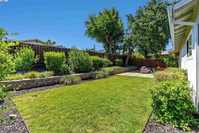 1337 Pennsylvania Blvd, Concord CA: https://media.crmls.org/mediaz/dba416e1-96a7-435b-ba76-572f98262768.jpg