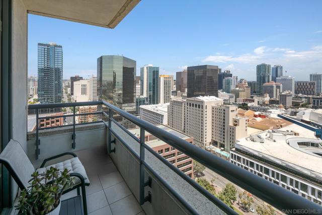 700 Front St, San Diego CA: https://media.crmls.org/mediaz/dba441dd-0ee3-44df-96e7-3d2ece8261d7.jpg