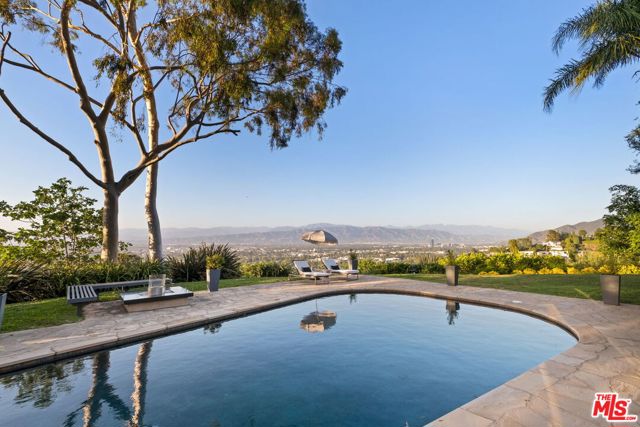 11531 Amanda Drive, Studio City CA: https://media.crmls.org/mediaz/dba522eb-e067-4c79-b589-13c30974bb73.jpg