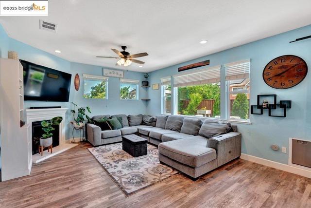 4670 Fuschia Way, Oakley CA: https://media.crmls.org/mediaz/dba54170-1f55-479a-b0a3-a7a968442e97.jpg