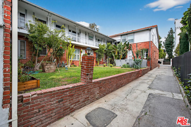 1429 Havenhurst Drive, West Hollywood CA: https://media.crmls.org/mediaz/dba60d2b-85ac-432b-a555-a312811ac37b.jpg