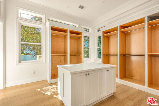 9669 Oak Pass Road, Beverly Hills CA: https://media.crmls.org/mediaz/dba66432-f466-44db-aded-e842a006b2a6.jpg