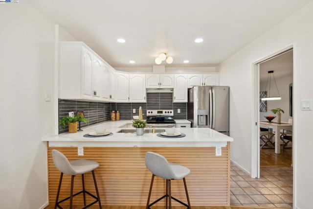 3362 Tonga Ln, Alameda CA: https://media.crmls.org/mediaz/dba6a317-75bf-440c-ad0a-622b8af08e3b.jpg