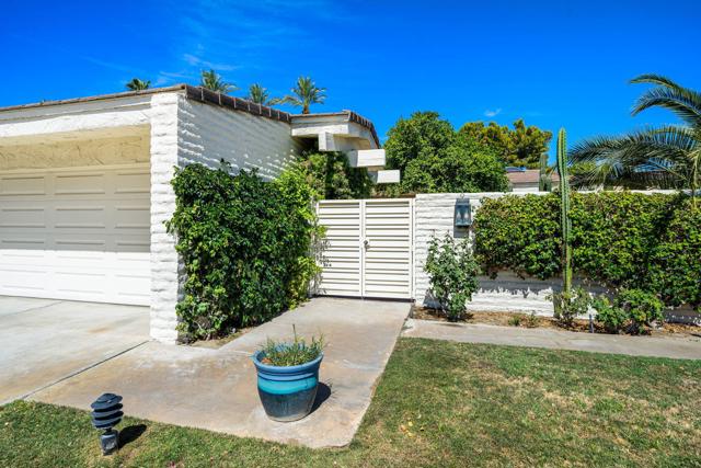44825 Guadalupe Drive, Indian Wells CA: https://media.crmls.org/mediaz/dba7797d-13e2-4caf-b384-6361d5f40f36.jpg