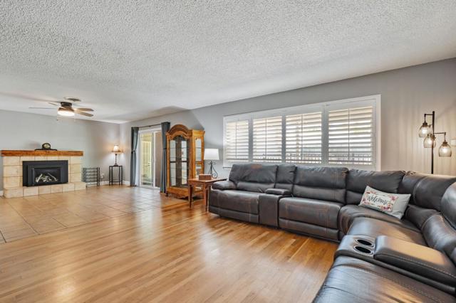 2701 Warwick Lane, Modesto CA: https://media.crmls.org/mediaz/dba81ec3-adac-4e34-a90d-d0274aca3efe.jpg