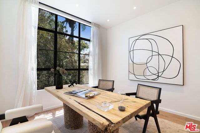 745 E Sunset Avenue, Venice CA: https://media.crmls.org/mediaz/dba83ce8-7671-43a9-8e11-038cd3b7cea1.jpg