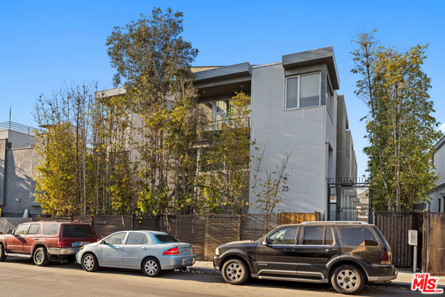 25 Brooks Avenue, Venice CA: https://media.crmls.org/mediaz/dba87eb2-f72e-4e0b-b686-0cf8d0fddcde.jpg
