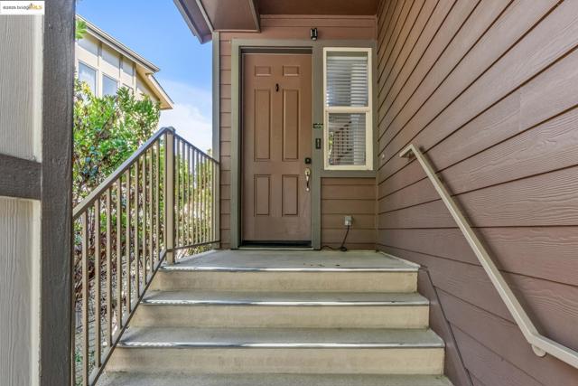 6443 Blue Rock Ct., Oakland CA: https://media.crmls.org/mediaz/dba8e622-a099-4acf-89fa-b33911888690.jpg