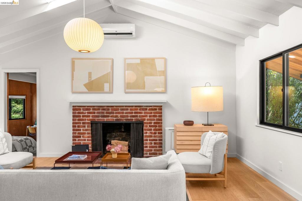 https://media.crmls.org/mediaz/dba97576-bd14-43f6-9b94-5c47b6c906d6.jpg?preset=X-Large