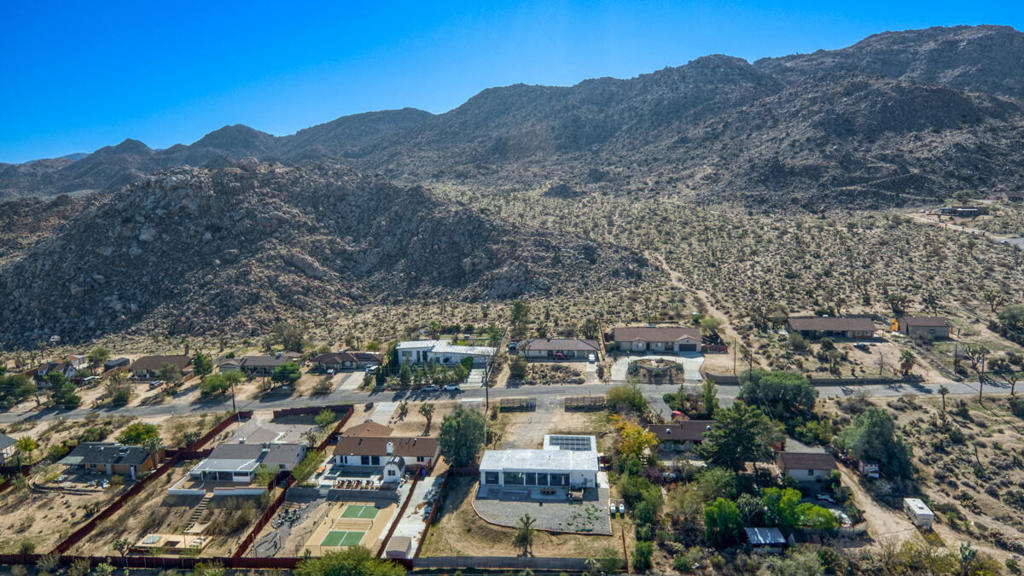 https://media.crmls.org/mediaz/dbaa736d-2839-40d9-b45c-5a9a00b34b19.jpg?preset=X-Large