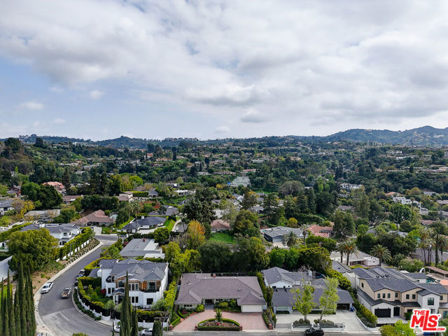 16314 Meadowridge Road, Encino CA: https://media.crmls.org/mediaz/dbaaa2c4-b244-445d-884a-5aeda41bd2f6.jpg