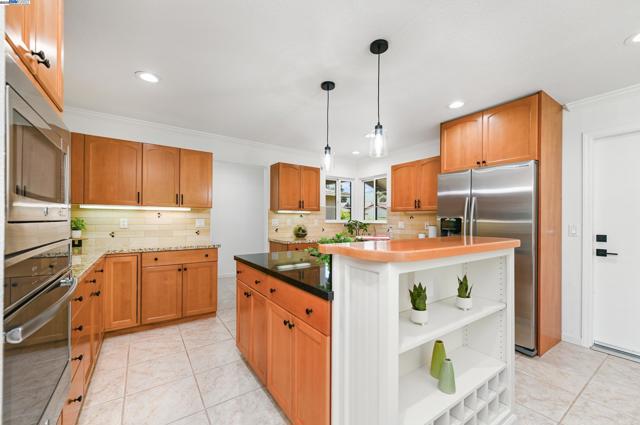 6701 Taffy Ct, Pleasanton CA: https://media.crmls.org/mediaz/dbab0493-eb24-4b81-9626-243d6ff624bb.jpg