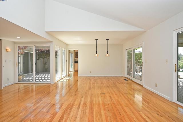 727 Paradise Valley Ct, Danville CA: https://media.crmls.org/mediaz/dbab90d1-abe6-4407-a41b-d46684c99827.jpg