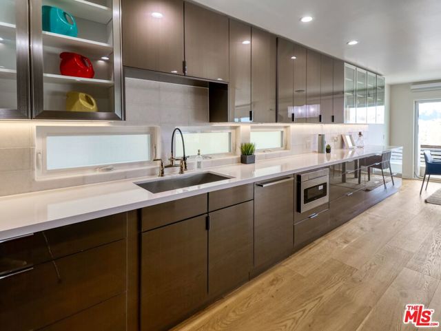 6601 E Seaside Walk, Long Beach CA: https://media.crmls.org/mediaz/dbac0458-83a3-438b-8090-2975cd1505ef.jpg