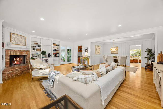 4929 Oakwood Avenue, La Canada Flintridge CA: https://media.crmls.org/mediaz/dbac2d11-00a1-473d-8277-ff3163c644ce.jpg