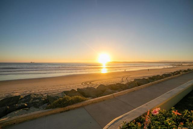 548 G Avenue, Coronado CA: https://media.crmls.org/mediaz/dbac7623-75e3-4758-9ddc-ff42bbac9c34.jpg