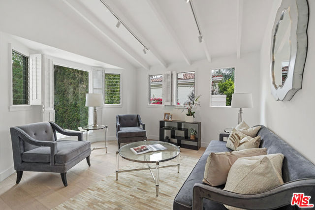 712 N RODEO Drive, Beverly Hills CA: https://media.crmls.org/mediaz/dbaca12e-1e88-4c0f-956b-dce88f409f0b.jpg