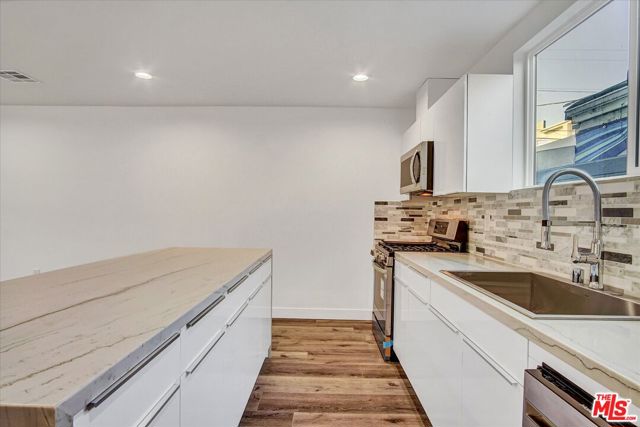 2419 S Cochran Avenue, Los Angeles CA: https://media.crmls.org/mediaz/dbacf103-3d7f-4124-85d5-d18b41f4987f.jpg