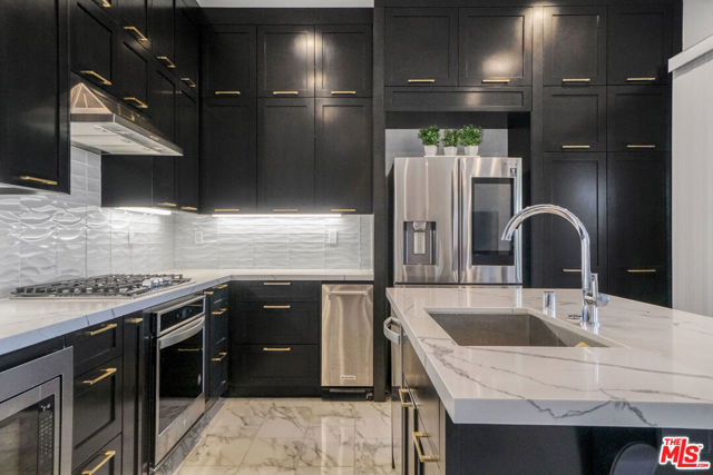 20818 W Bur Oak Circle, Porter Ranch CA: https://media.crmls.org/mediaz/dbacfa07-7f49-4e45-9176-87530bbced3f.jpg