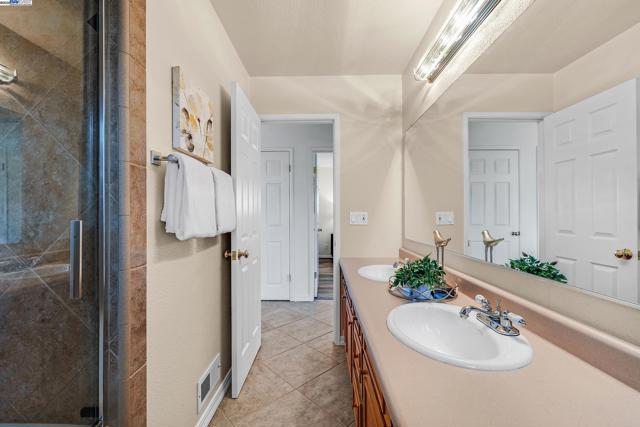 5135 Charlotte Way, Livermore CA: https://media.crmls.org/mediaz/dbacfb09-accd-4135-a446-380dd6539418.jpg