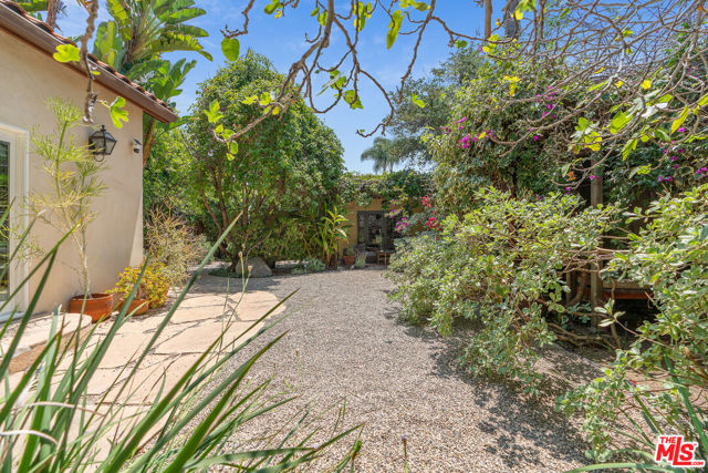809 S Muirfield Road, Los Angeles CA: https://media.crmls.org/mediaz/dbad3a35-6549-4ff9-97f5-c749fdc3bdff.jpg
