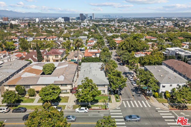 272 S Doheny Drive, Beverly Hills CA: https://media.crmls.org/mediaz/dbad3b63-0075-4786-917e-7d38e60130d5.jpg