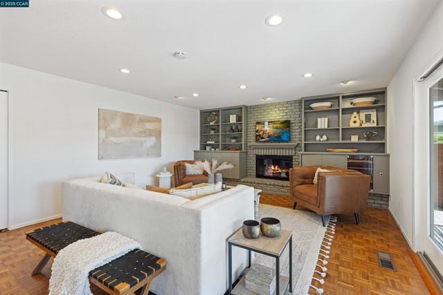 11 Breck Ct, Moraga CA: https://media.crmls.org/mediaz/dbad923f-b21c-4b0b-a0dd-34f3d5ec7826.jpg