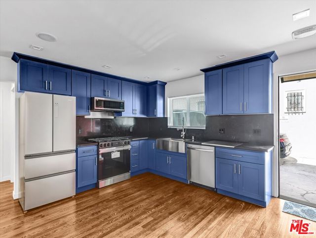 754 N Croft Avenue, Los Angeles CA: https://media.crmls.org/mediaz/dbae774f-f47f-4c25-8b3d-59717e7414ee.jpg