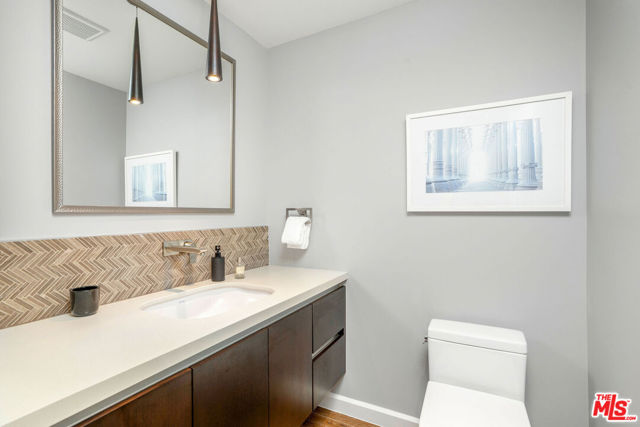 441 S Barrington Avenue, Los Angeles CA: https://media.crmls.org/mediaz/dbae9692-85ae-473d-b82a-4c4a034e1dd2.jpg